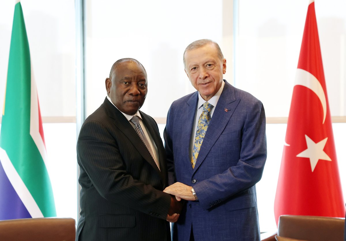 Güney Afrika Cumhurbaşkanı Cyril Ramaphosa ile New York’ta bir araya gelerek ikili ilişkilerimize ve bölgesel gelişmelere dair istişarelerde bulunduk. Türkiye olarak Afrika Kıtası ile yakın iş birliğimizi, ortaklığımızı ve dayanışmamızı devam ettireceğiz. 🇹🇷🇿🇦
