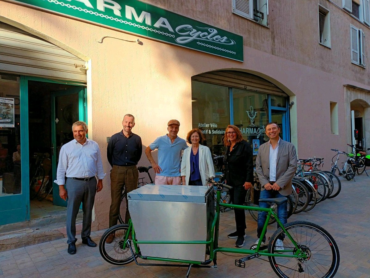 Pharmacycles's tweet photo. Hier soir a eu lieu à 18h00 à l'atelier @Pharmacycles de l'association @toulon_a_velo l'inauguration de son nouveau vélo-cargo atelier en présence de Mme le maire @JoseeMassi, de personnels de @VilleDeToulon, de @metropoleTPMet de notre partenaire @enedis [1/3] https://t.co/OBs6pw2o4Q