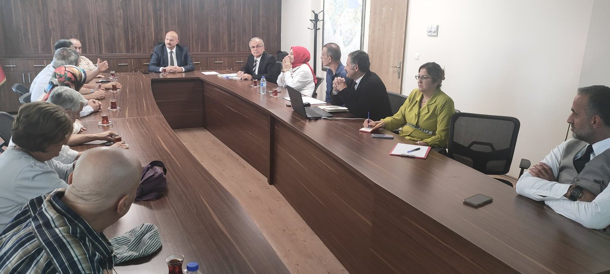 Kaymakamımız Abdullah KÜÇÜK başkanlığında, PTT Bahçelievler Posta Dağıtım Merkezi Müdürü ve mahalle muhtarlarımızın katılımıyla muhtarlar toplantısı yapıldı. 

Toplantıda 7201 sayılı Tebligat Kanunu, uygulamada karşılaşılan sorunlar ve çözüm önerileri görüşülerek karara bağlandı.