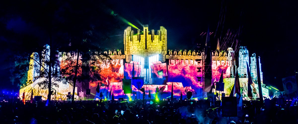 VitaMotus's tweet photo. 🏰 Vita Motus combined past and future for Insomniac's Middlelands Festival main stage! The centerpiece? A castle-knight hybrid with LED cheeks &amp; a futuristic glow. When old-world charm meets high-tech design, the result is pure magic! #DesignTheFuture #VitaVault #StageDesign https://t.co/568UmBeMJ4