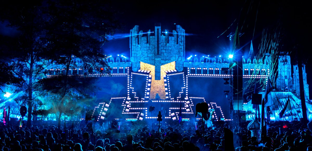 VitaMotus's tweet photo. 🏰 Vita Motus combined past and future for Insomniac's Middlelands Festival main stage! The centerpiece? A castle-knight hybrid with LED cheeks &amp; a futuristic glow. When old-world charm meets high-tech design, the result is pure magic! #DesignTheFuture #VitaVault #StageDesign https://t.co/568UmBeMJ4