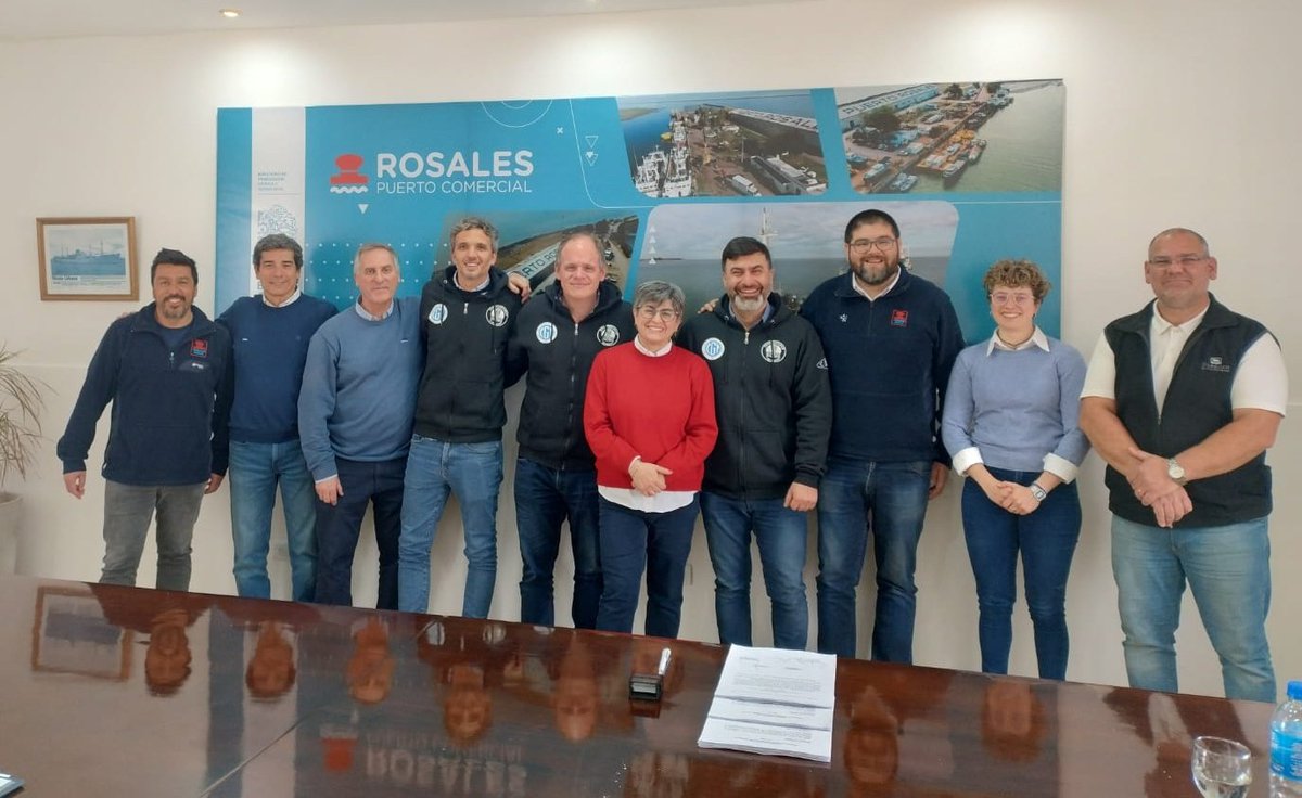 APDFApuertosOK's tweet photo. En el Consorcio de @PtoRosales  nuestro Secretario Gral. Adjunto Ferroportuario, Cro. Artemio Zufriategui, suscribió un nuevo Convenio Colectivo de Trabajo para nuestros representados de APDFA del sector, con clausulas superadoras para los mismos. https://t.co/vdWBZE4yEz