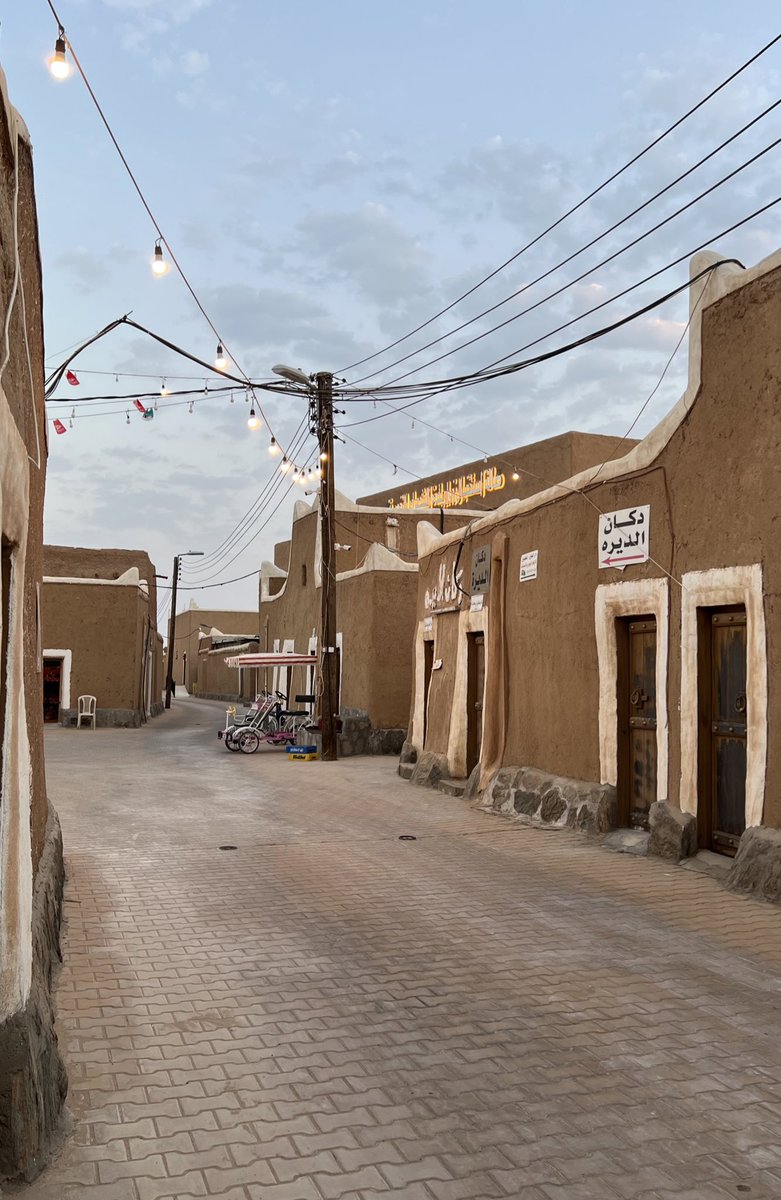 mrz_4l's tweet photo. طبعاً مسوين تجهيزات لأستقبال ضيوف الشعراء والأحتفال باليوم الوطني🇸🇦 والتنظيم ماشاء الله مرتب وبوجود كوفيهات وفود ترك..بصراحه وانا امشي واصور مبهوووره 🫶🏻 https://t.co/pBYUp3EPh3