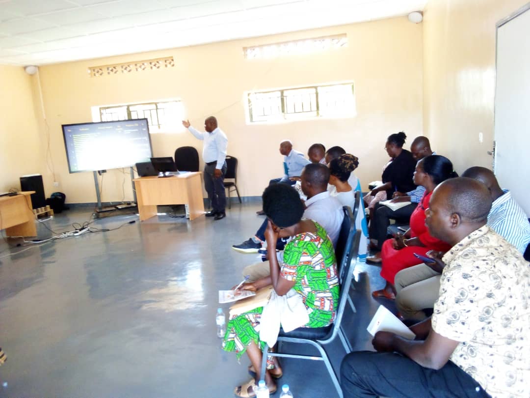 BugeseraDistr's tweet image. Kuri uyu wa 20/9/2023, V/Mayor ushinzwe imibereho myiza @YImanishimwe yayoboye inama igamije kurwanya imirire mibi n'igwingira #DPEM igihembwe cya mbere 2023-2024. Iyi nama yatumiwemo ; Abayobozi b'ibigo nderabuzima, abakozi @NyamataHospital bashinzwe imirire n'abafatanyabikorwa.