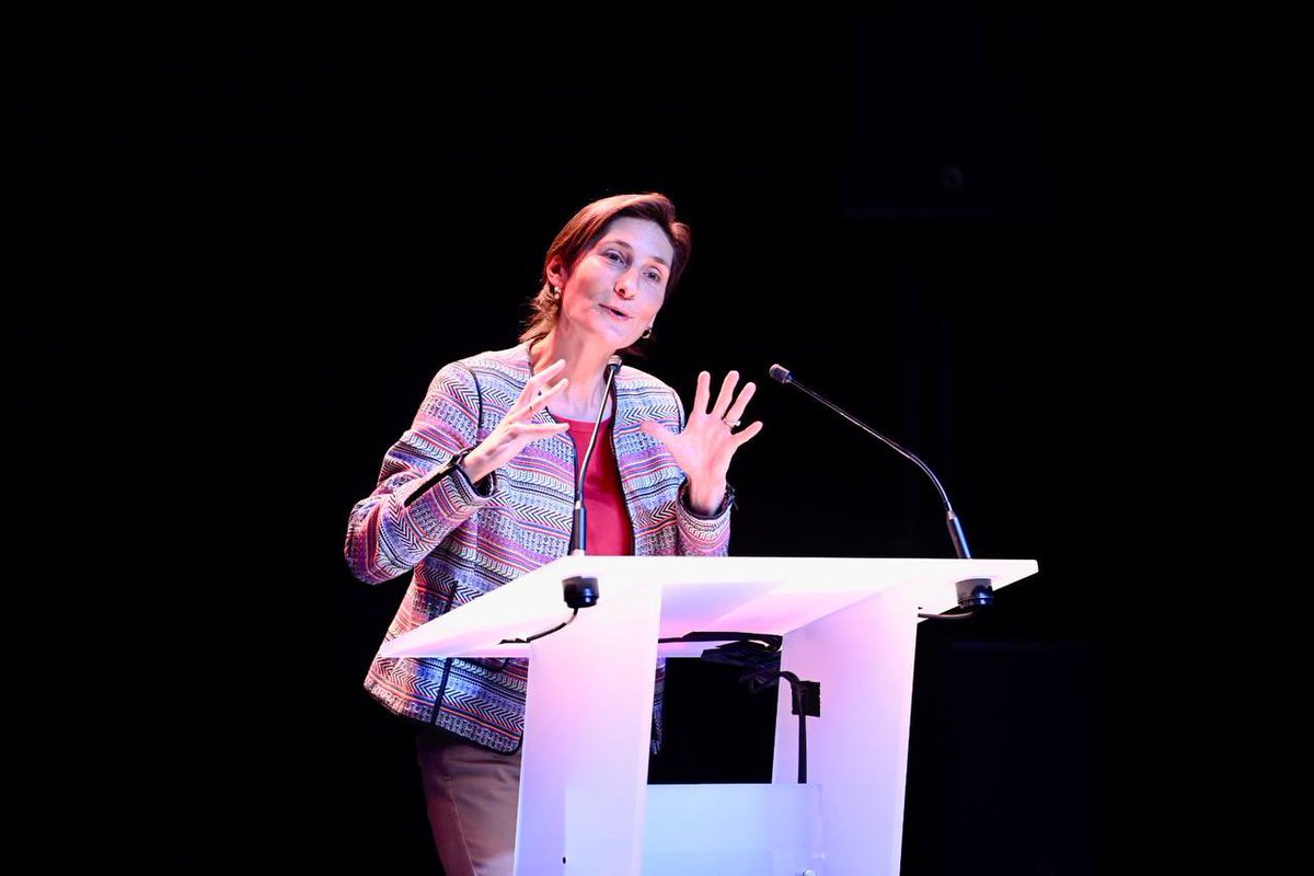 Ravie de clôturer cette journée dédiée au sport scolaire <a href="/unss/">UNSS_National</a> et universitaire <a href="/FFSportU/">FFSU</a> avec le lancement officiel de la "Danse des Jeux" #OlympiadeCulturelle 💫

Bravo à <a href="/MouradMerzouki/">Mourad Merzouki</a> pour cette chorégraphie entraînante,  qui mêle créativité et pédagogie. Destinée aux petits