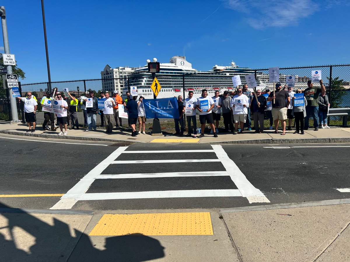 ITFglobalunion's tweet photo. ✊🪧ØRSTED DAY OF ACTION continues across the US in NJ, Great Lakes, Baltimore, Boston as @MMP_Union joins @ILAUnion to protest against @Orsted treatment of workers in New London #OrstedStopUnionBusting https://t.co/6XnrlTJ5pb