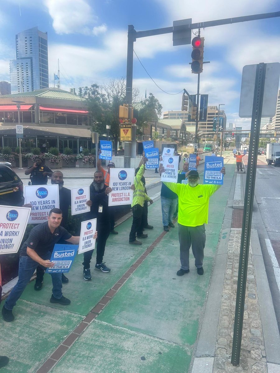 ITFglobalunion's tweet photo. ✊🪧ØRSTED DAY OF ACTION continues across the US in NJ, Great Lakes, Baltimore, Boston as @MMP_Union joins @ILAUnion to protest against @Orsted treatment of workers in New London #OrstedStopUnionBusting https://t.co/6XnrlTJ5pb