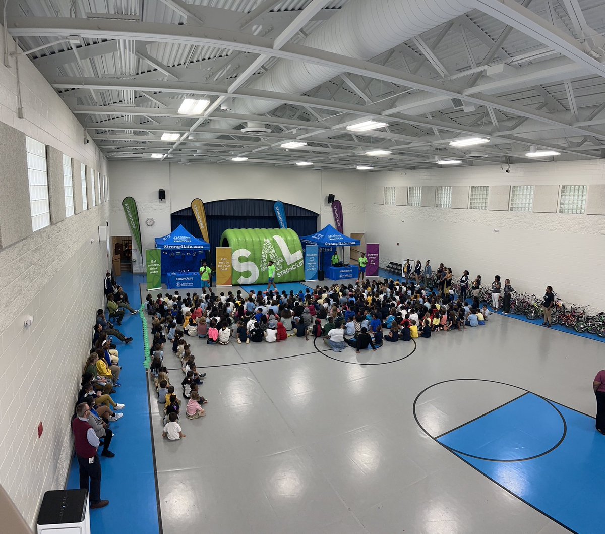 docdrewlovett's tweet photo. @APSBenteen students are excited about being #Strong4Life with @childrensatl! @lexology00 @BenteenIBPYP @PrincessS2003 @MsFree_SC @TheAlishaTorres @pwbrownKMS @apsupdate https://t.co/R6yEIwMMsI