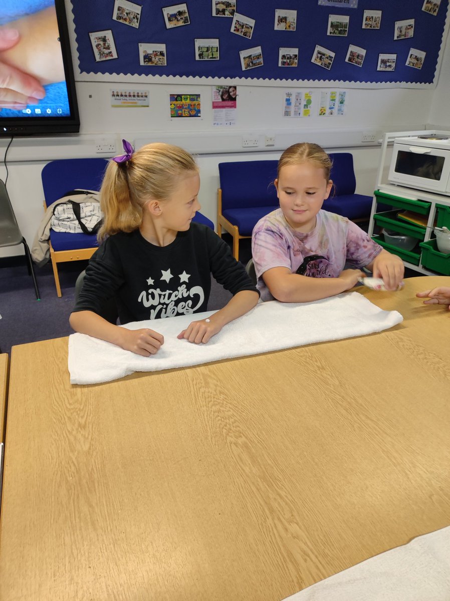 MiniExplorersPD's tweet photo. It was great to be back together again with our #YoungCarers π« We learned a simple hand massage technique to help us relax #selfcare π€ #healing #aromatherapy #healthandwellbeing and we baked delicious apple roses πΉπ©βπ³ #MiniBakers https://t.co/HJYeVF20NO
