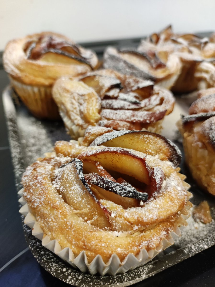 MiniExplorersPD's tweet photo. It was great to be back together again with our #YoungCarers π« We learned a simple hand massage technique to help us relax #selfcare π€ #healing #aromatherapy #healthandwellbeing and we baked delicious apple roses πΉπ©βπ³ #MiniBakers https://t.co/HJYeVF20NO