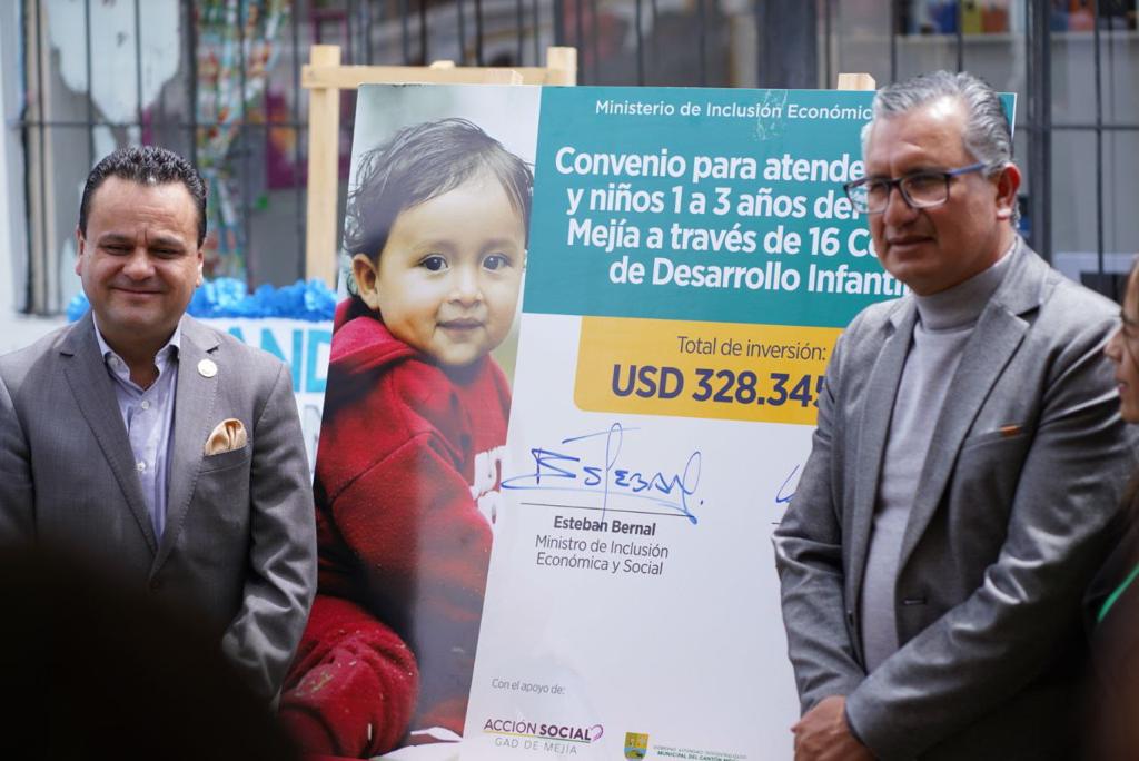 EstebanBernalB's tweet photo. 📍 #Mejía | Ratificamos nuestro compromiso con la primera infancia.👶🏻👧🏻
Hoy, con gran satisfacción, firmamos un convenio con el @gad_de_mejia para beneficiar a 590 niñas y niños de 1 a 3 años en el cantón, a través de la atención en 16 Centros de Desarrollo Infantil.
Esta inversión se traduce en:

MIES 🟰USD 328,345.34
GAD 🟰USD 65,920.40
Total 🟰USD 394,265.74

En el Gobierno del Presidente @LassoGuillermo, la niñez es nuestra prioridad. #NuestroTrabajoContinúa para proporcionarles una mejor calidad de vida y una #InfanciaConFuturo 👶📚