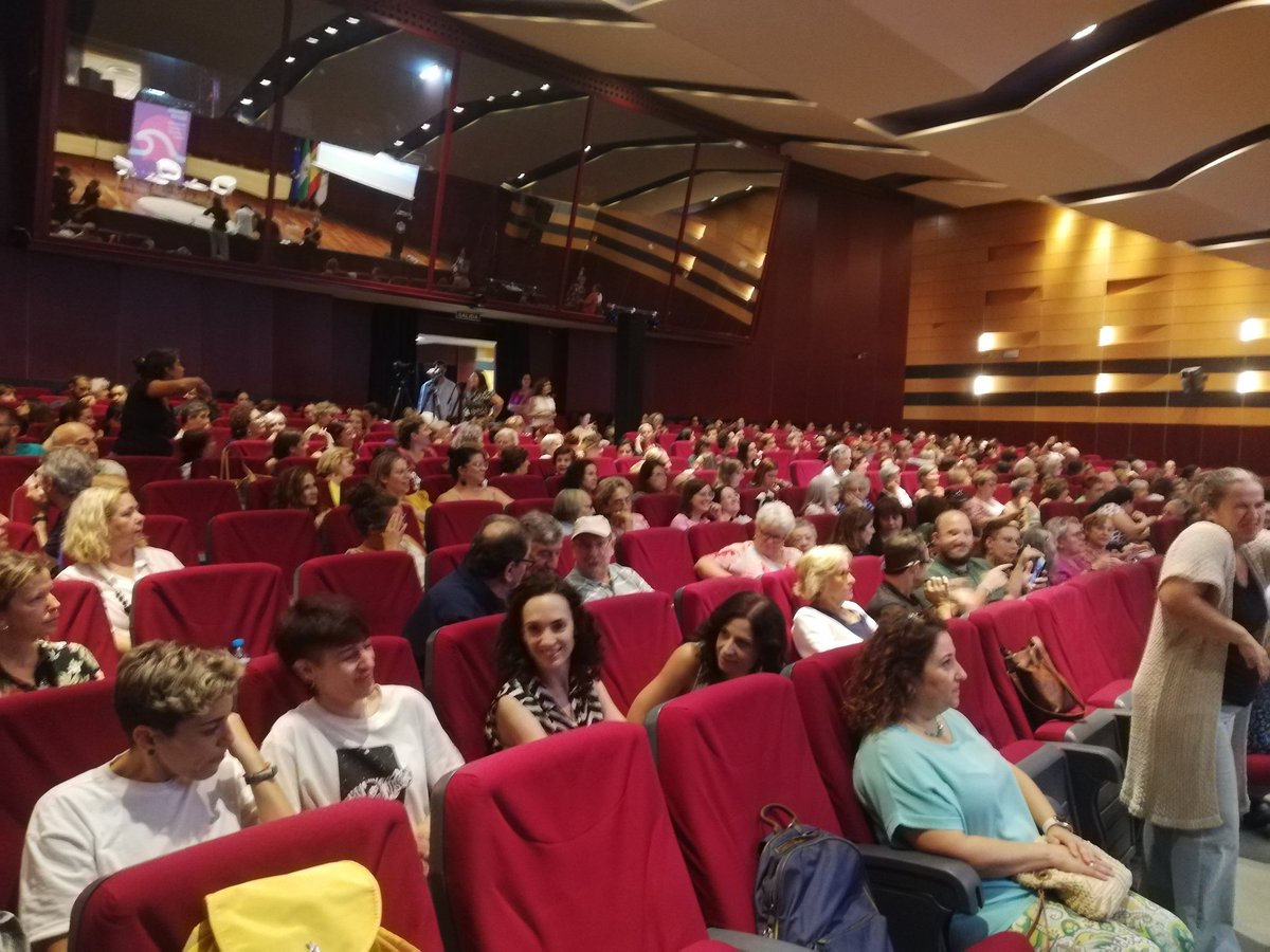 salazar_octavio's tweet photo. Exitazo de público en el #FeminismosigloXXI con @AnnaFreixasF e #IsaDuque, #lapsicowoman, de la mano de @radiomarta. Las tres conversan sobre la necesaria suma de mujeres viejas y jóvenes en la utopía feminista. @UCOIgualdad https://t.co/EL9KHglFIq