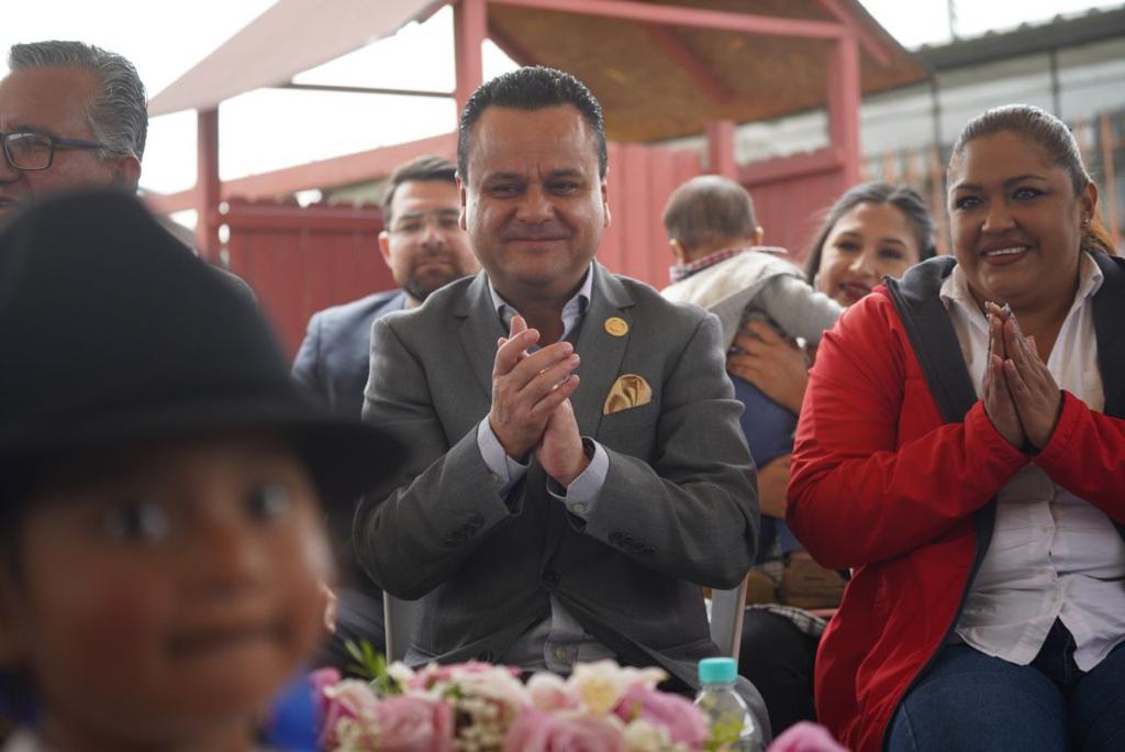 EstebanBernalB's tweet photo. 📍 #Mejía | Ratificamos nuestro compromiso con la primera infancia.👶🏻👧🏻
Hoy, con gran satisfacción, firmamos un convenio con el @gad_de_mejia para beneficiar a 590 niñas y niños de 1 a 3 años en el cantón, a través de la atención en 16 Centros de Desarrollo Infantil.
Esta inversión se traduce en:

MIES 🟰USD 328,345.34
GAD 🟰USD 65,920.40
Total 🟰USD 394,265.74

En el Gobierno del Presidente @LassoGuillermo, la niñez es nuestra prioridad. #NuestroTrabajoContinúa para proporcionarles una mejor calidad de vida y una #InfanciaConFuturo 👶📚