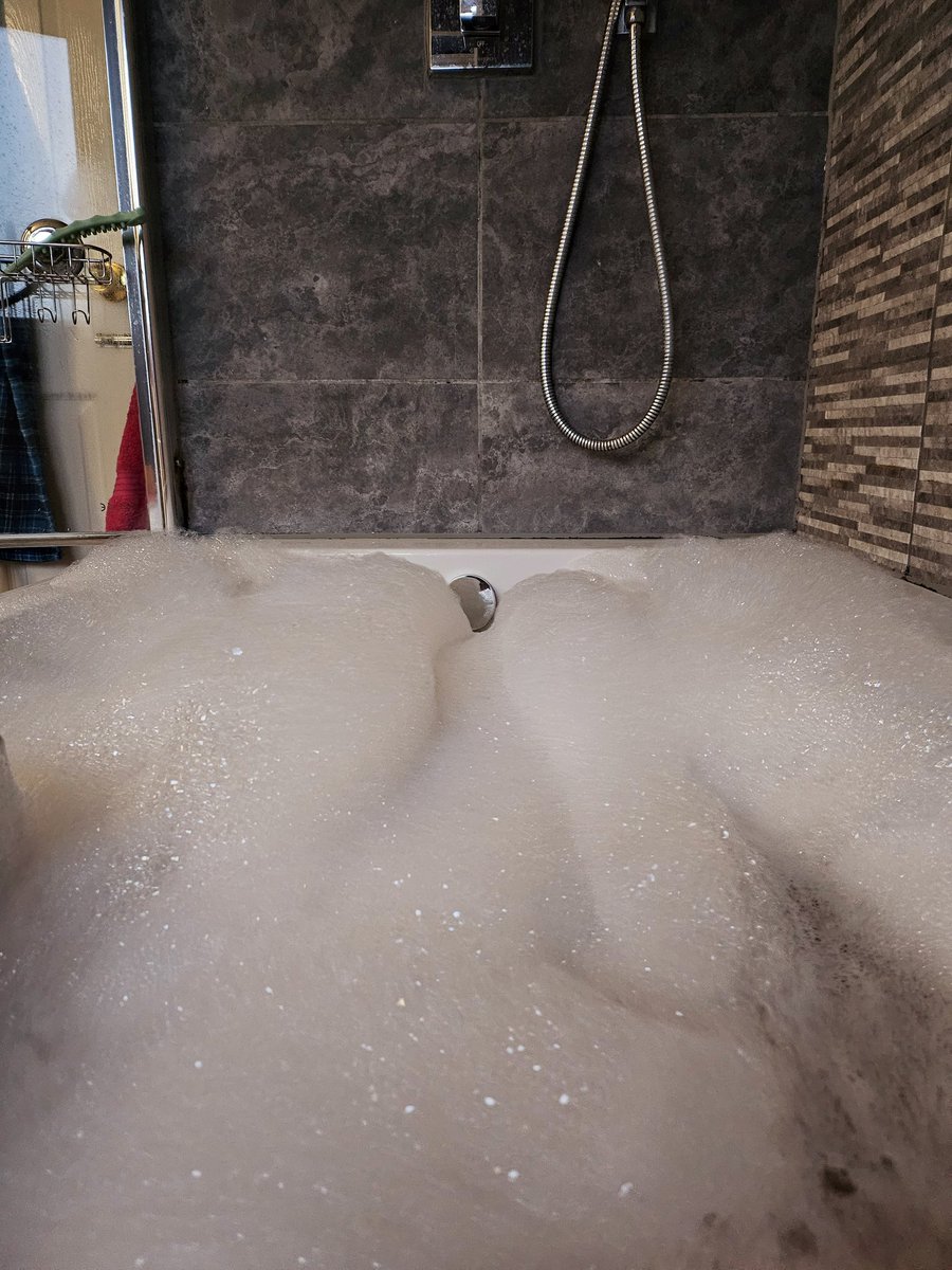 Honestly, NOTHING I love more than this after a draining day in the office and then getting pissed on all the way home! 🤪 #BathTime #AndRelax #Drained