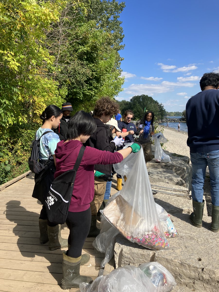 CVC_CA's tweet photo. #ThankYou to the youth that joined @EcosourceGreen, @swimdrinkfish and CVCโs Frontline program to clean up Rattray Marsh and Jack Darling Park in @CityMississauga last weekend! Get involved in our Frontline Program: https://t.co/WpPeuhutXr #Youth4theCredit #PlantTreesWithCVC https://t.co/BgmVC7OMhx