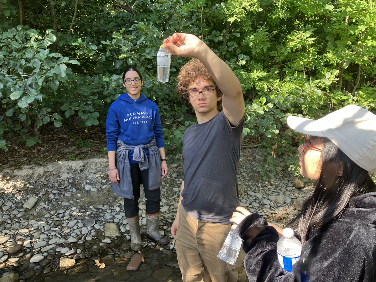 CVC_CA's tweet photo. #ThankYou to the youth that joined @EcosourceGreen, @swimdrinkfish and CVCโs Frontline program to clean up Rattray Marsh and Jack Darling Park in @CityMississauga last weekend! Get involved in our Frontline Program: https://t.co/WpPeuhutXr #Youth4theCredit #PlantTreesWithCVC https://t.co/BgmVC7OMhx
