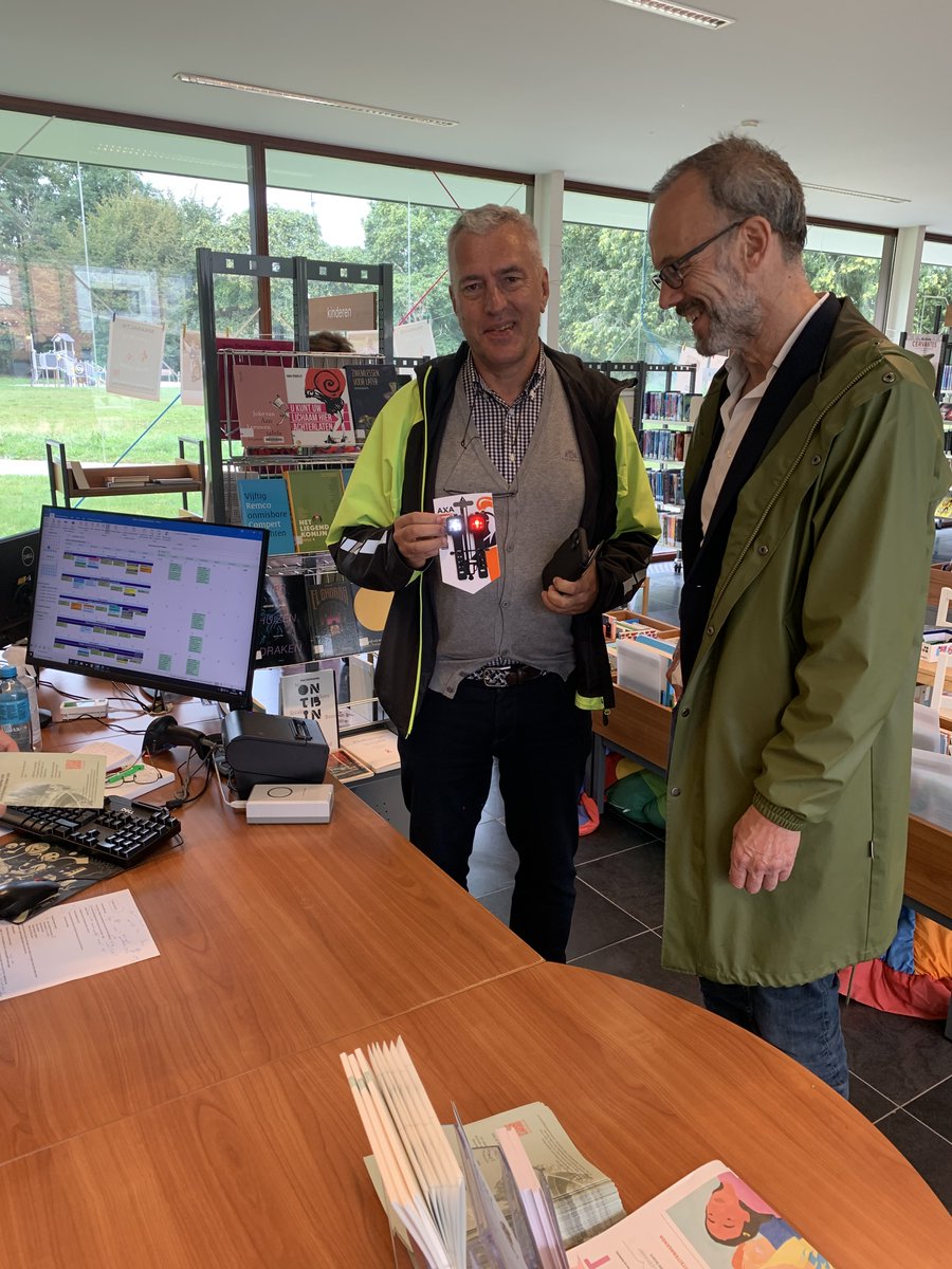 filipwatteeuw's tweet photo. 🚲=🎁 Zwijnaarde start vandaag 'Voor iets op de fiets'-campagne!
🤝 Mooi initiatief van een groep bewoners om fietsers & lokale handel dichter bij elkaar te brengen.
🍀En @DeFietsambGent gaf een duwtje in de rug!
#weekvandemobiliteit @Astriddebr https://t.co/BB9EfS1Kev