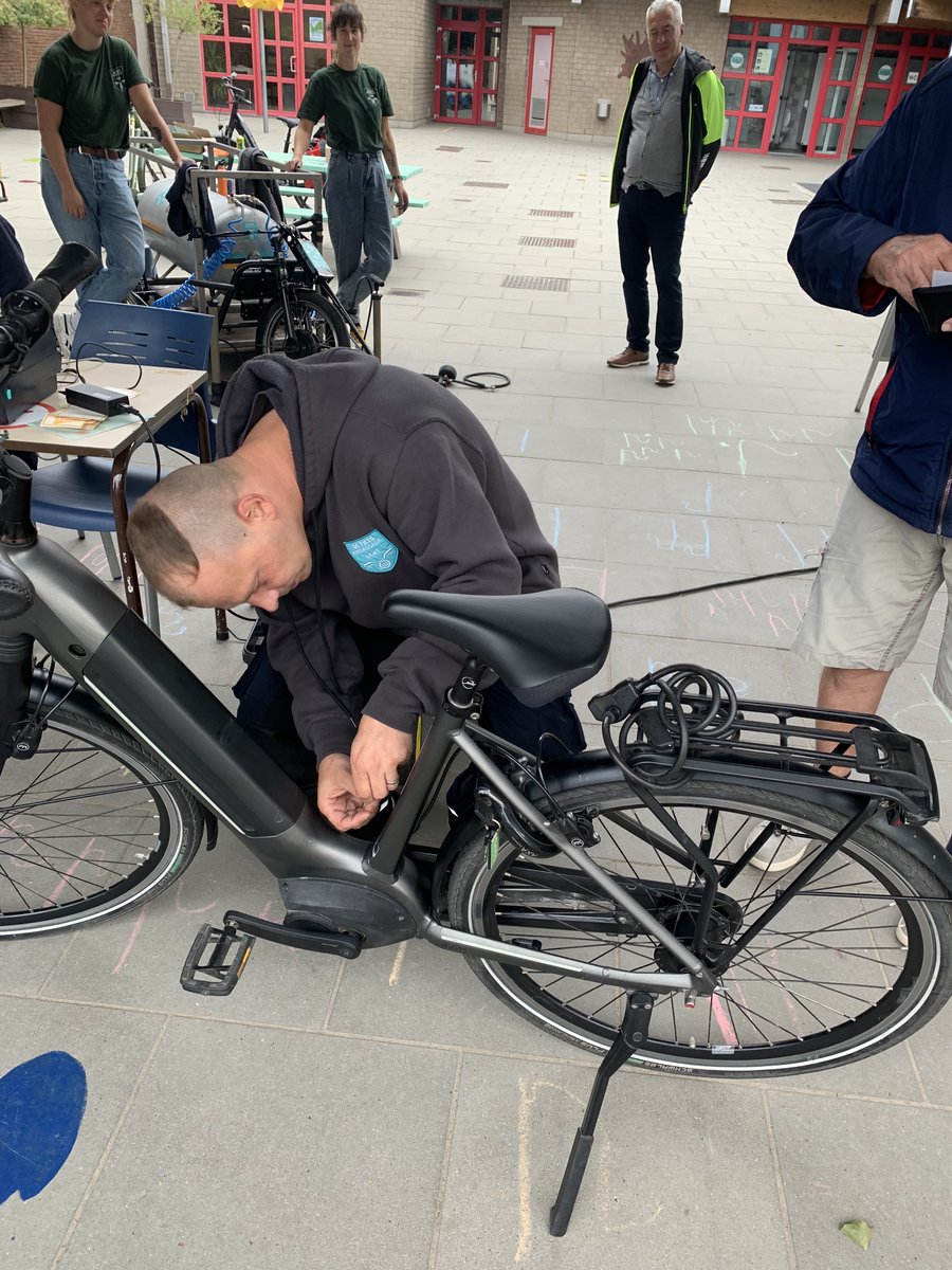 filipwatteeuw's tweet photo. 🚲=🎁 Zwijnaarde start vandaag 'Voor iets op de fiets'-campagne!
🤝 Mooi initiatief van een groep bewoners om fietsers & lokale handel dichter bij elkaar te brengen.
🍀En @DeFietsambGent gaf een duwtje in de rug!
#weekvandemobiliteit @Astriddebr https://t.co/BB9EfS1Kev
