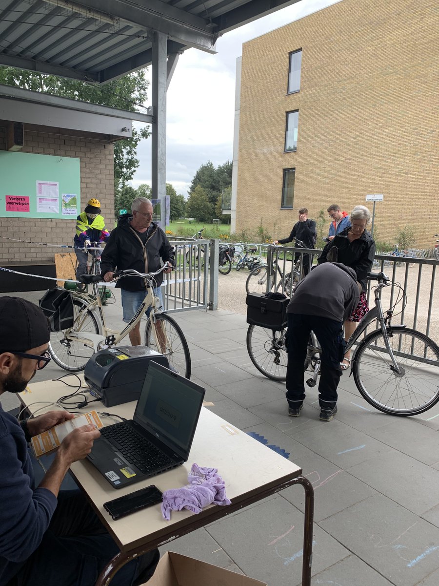 filipwatteeuw's tweet photo. 🚲=🎁 Zwijnaarde start vandaag 'Voor iets op de fiets'-campagne!
🤝 Mooi initiatief van een groep bewoners om fietsers & lokale handel dichter bij elkaar te brengen.
🍀En @DeFietsambGent gaf een duwtje in de rug!
#weekvandemobiliteit @Astriddebr https://t.co/BB9EfS1Kev