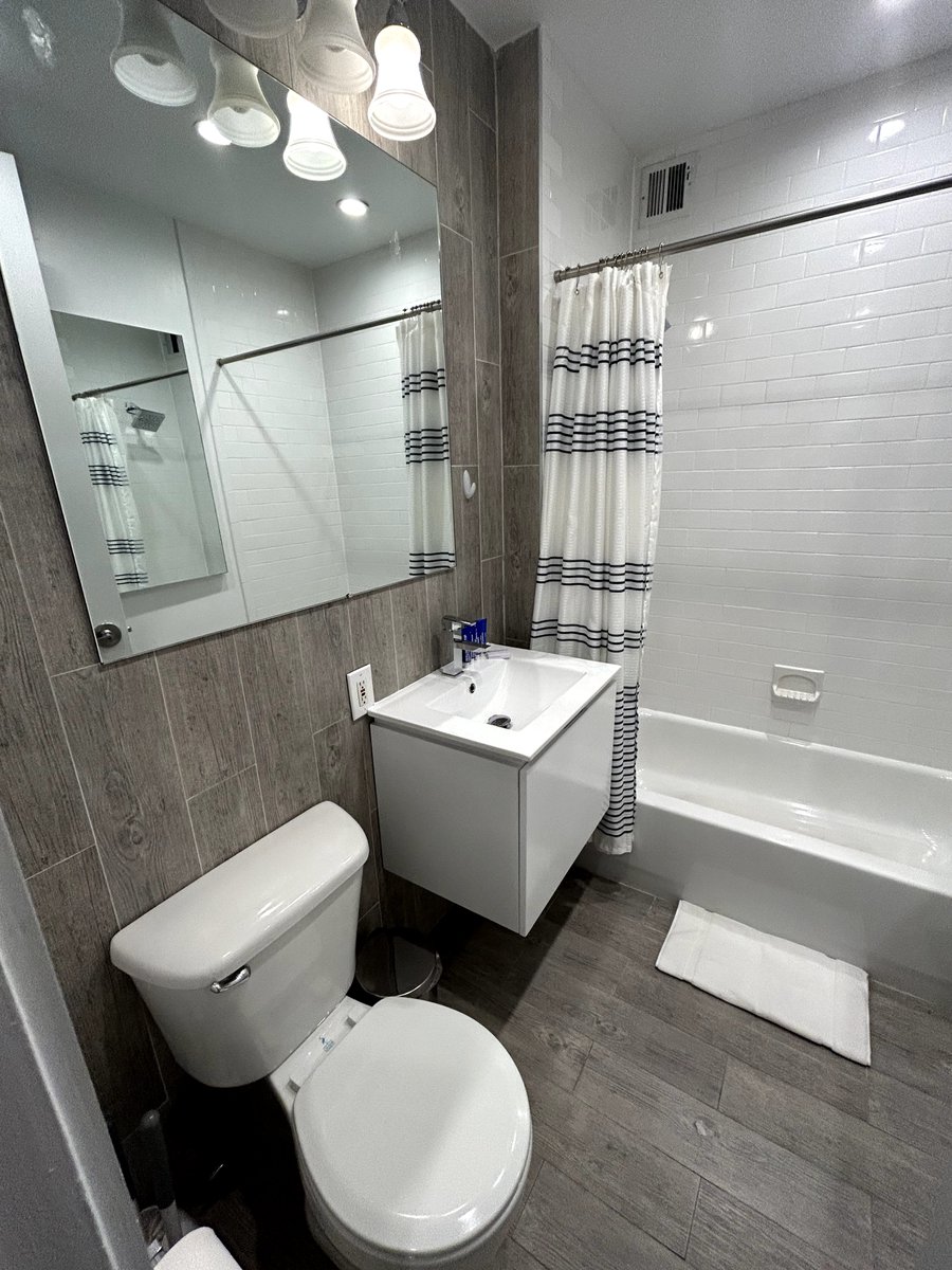 CLEANINGM's tweet photo. Just wrapped up a pristine cleaning of a chic studio apartment with 1 bathroom in the heart of NYC's Midtown. Every corner shines and is waiting for its new dweller. Want your space to shine like this? Book your cleaning today! Link in bio. 🌟📷

#Cleaning https://t.co/SUtxZVw2Iw