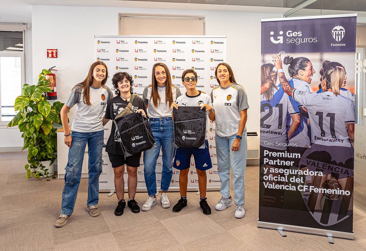 VCF_Femenino's tweet photo. ✨ 𝐄𝐥𝐥𝐚 𝐬𝐢𝐞𝐦𝐩𝐫𝐞 𝐞𝐬𝐭𝐚́ 𝐜𝐞𝐫𝐜𝐚

🍍 Afición ➕ #VCFfem ➕ @GesSeguros ➕ @IannuzziFiamma ➕ @estelitaa10 ➕ Sara Tamarit = 𝐅𝐀𝐌𝐈𝐋𝐈𝐀

#ADNVCF 🦇 https://t.co/DFqdd6v2oS