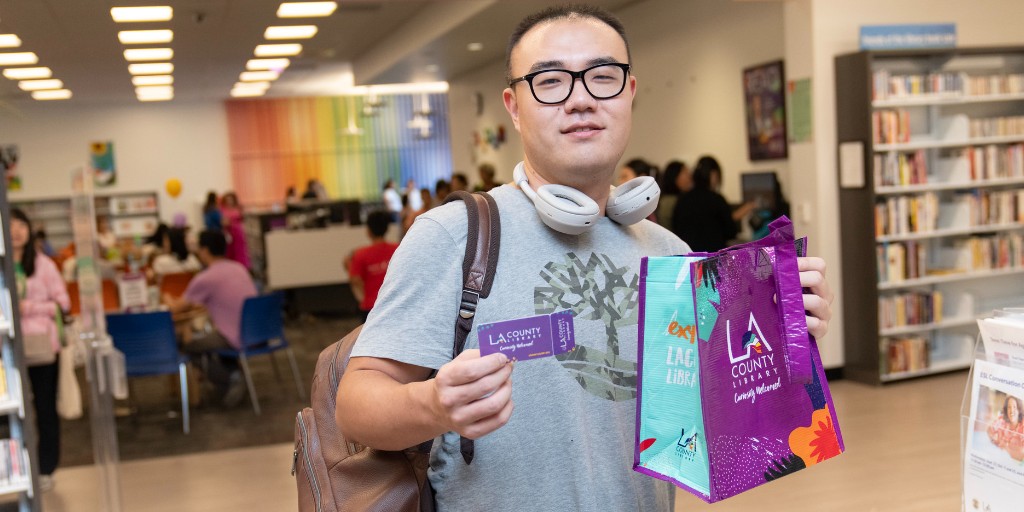 LACountyLibrary's tweet image. It&apos;s Library Card Sign-Up Month! Encourage your friends and family to get an LA County Library card for access to books, movies, music, and more! Plus, they’ll receive a FREE tote bag and pencil pouch when they sign up (while supplies last).  #LibraryCardSignUp #LACountyLibrary