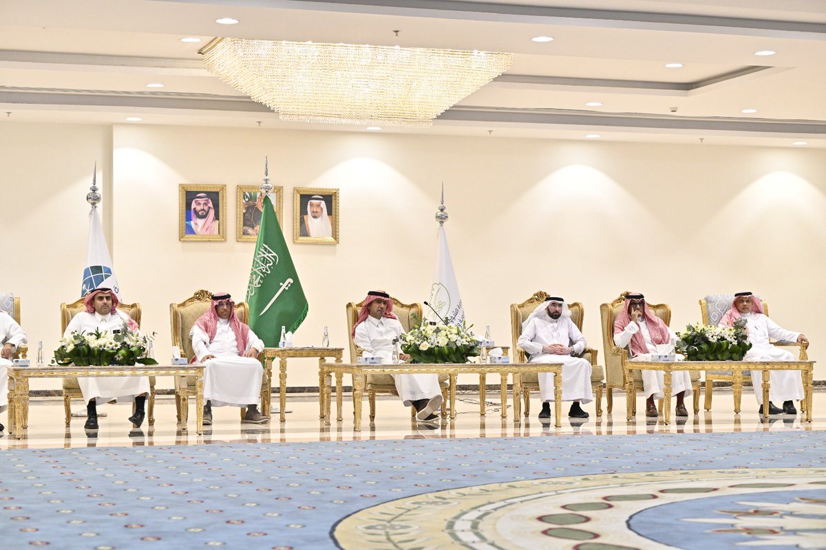 التقى معالي وزير الشؤون البلدية والقروية والإسكان أ. ماجد الحقيل عدداً من المستثمرين ورجال الأعمال ، وجرى مناقشة إحتياجات المنطقة من المشروعات والخدمات البلدية والترفيهية إلى جانب بحث أهم العوائق والتحديات التي تواجه القطاع البلدي بالمنطقة.