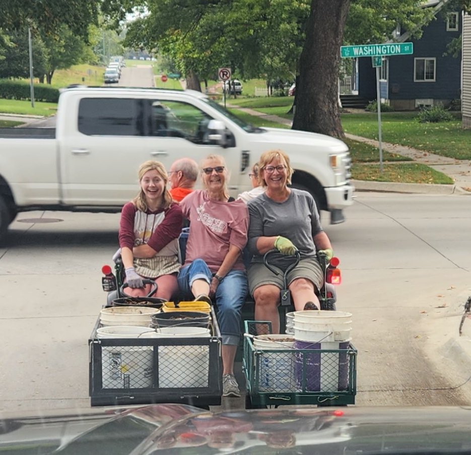 Looks like our gardeners are having a little too much fun spreading mulch! We’re very thankful for them and all their hard work🧡