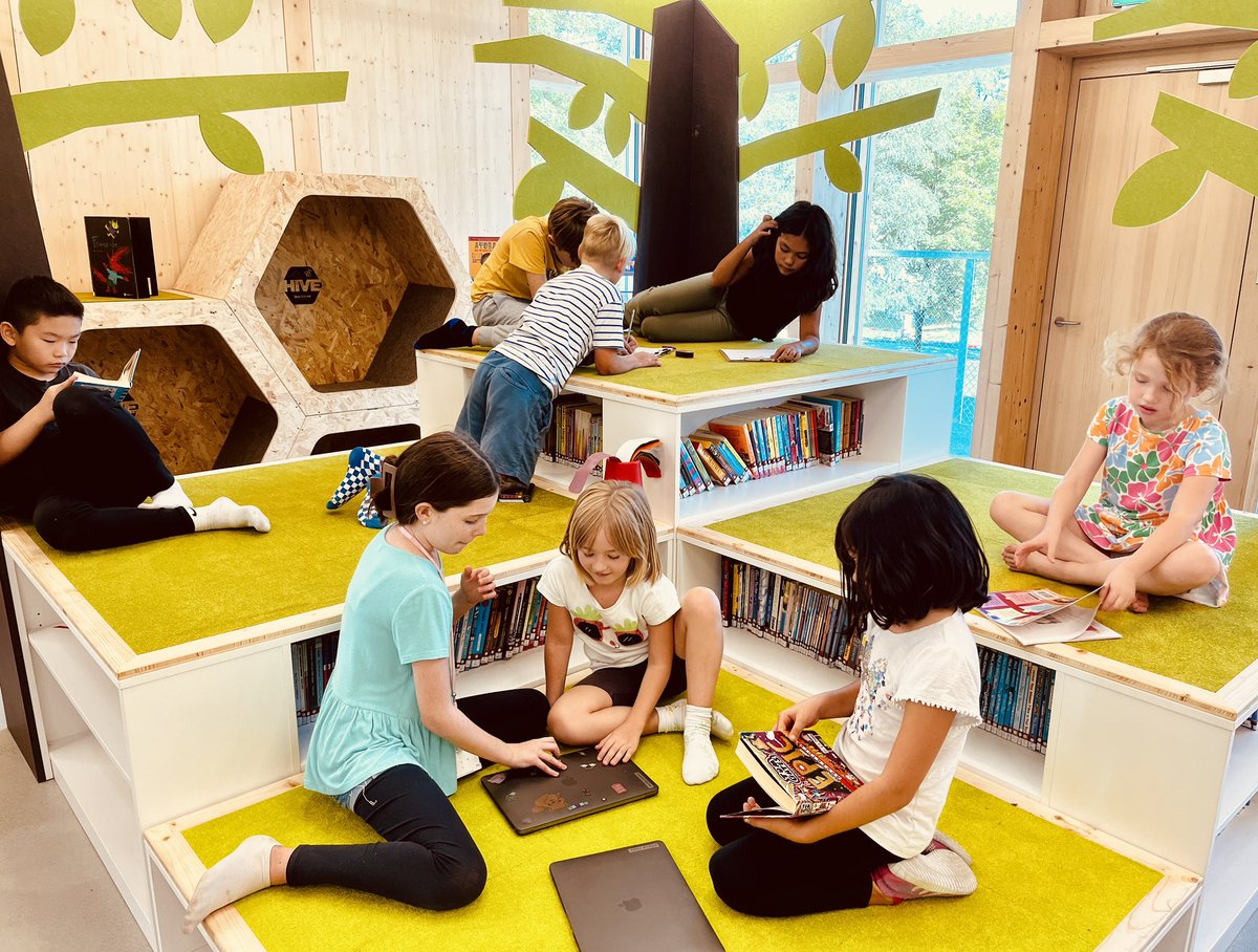 Lunch break in the Learning Hub.  A calm, safe space where students can choose to connect, share a book or a puzzle or just have some ‚me time‘. #balanced