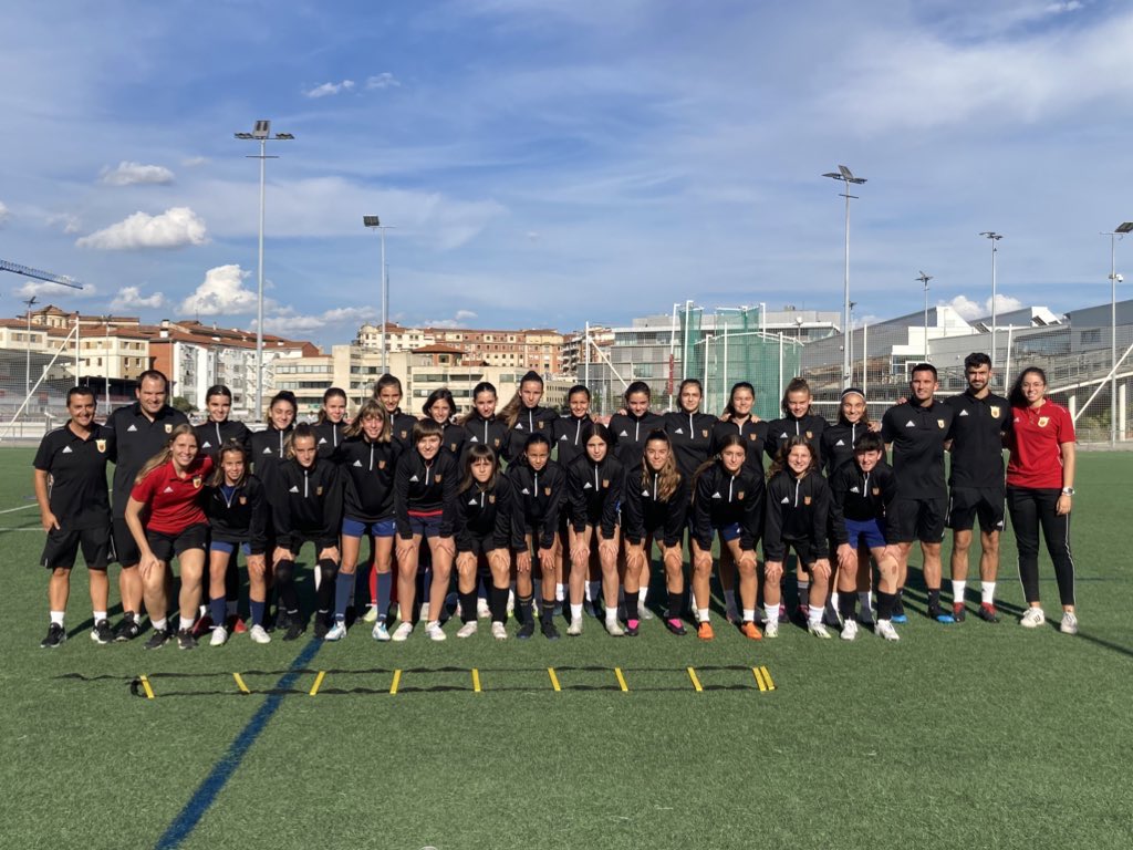 👏 Este miércoles han comenzado las sesiones de tecnificación y entrenamientos de las selecciones navarras 23/24. ⚽️ Comenzamos con la tecnificación de la sub15 femenina dirigida por @AguirreArrastia; con @ilopezb90, Janire Leceaga, @Sergiofs77 y @pueyo_marian.