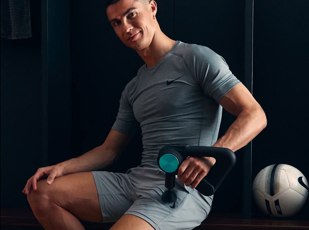 JavidStorm's tweet photo. Problem-solving example: 

Small device. Big performance.™

Meet the ultra-portable way to care for yourself on the go. 

The Theragun mini is compact but powerful, giving you Theragun quality muscle treatment anytime, anywhere. https://t.co/YnvGsS5Ug7