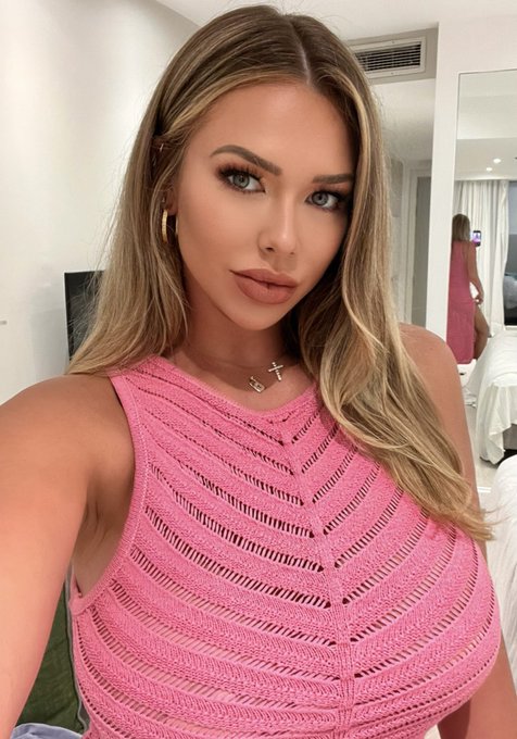 1 pic. On Wednesdays we wear Pink ?
Left or Right? https://t.co/VfYXoYOzwa