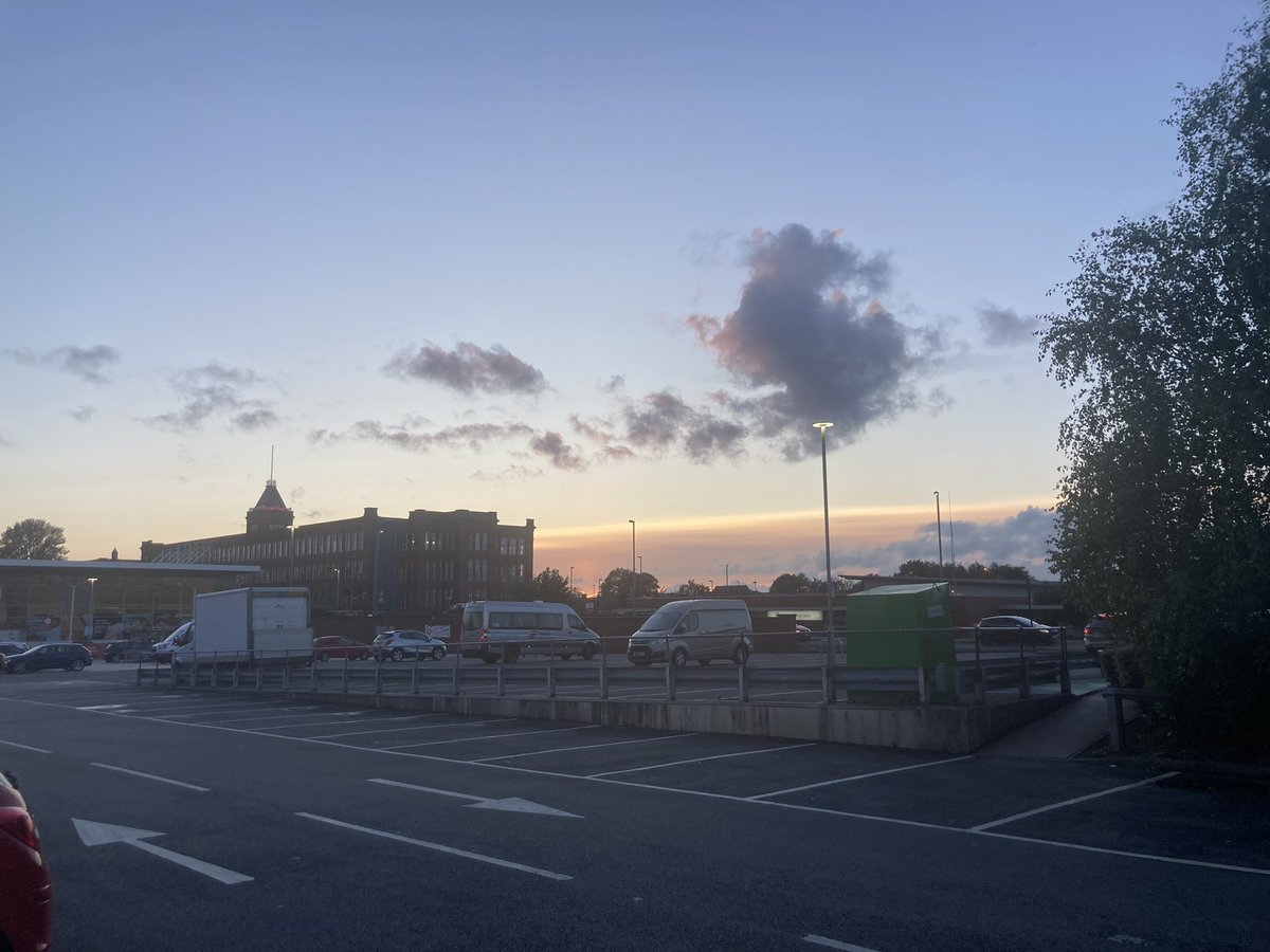 LungCheck's tweet photo. Amazing sky over Failsworth this evening, where our 2nd mobile unit is located today. We’re currently inviting people from North Manchester that have aged in or prev. not responded to an invite. Please do ring &amp; book a Lung Health Check if you get an invite. @GM_Cancer @NHS_GM https://t.co/YxEAI5exPX