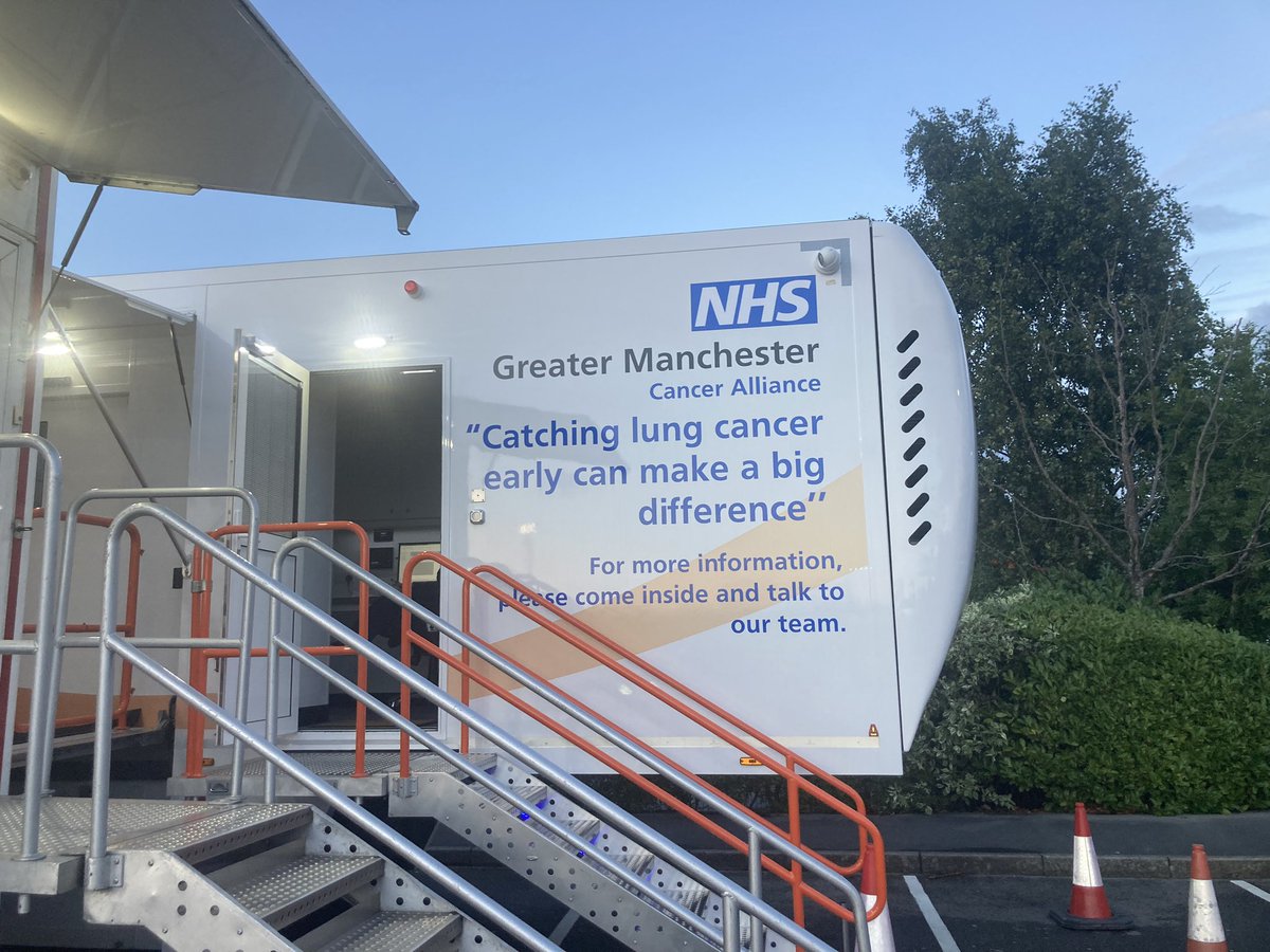 LungCheck's tweet photo. Amazing sky over Failsworth this evening, where our 2nd mobile unit is located today. We’re currently inviting people from North Manchester that have aged in or prev. not responded to an invite. Please do ring &amp; book a Lung Health Check if you get an invite. @GM_Cancer @NHS_GM https://t.co/YxEAI5exPX