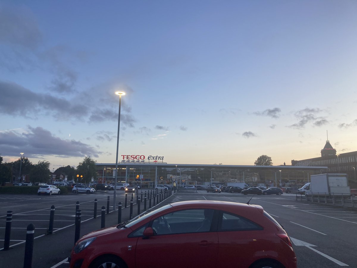 LungCheck's tweet photo. Amazing sky over Failsworth this evening, where our 2nd mobile unit is located today. We’re currently inviting people from North Manchester that have aged in or prev. not responded to an invite. Please do ring &amp; book a Lung Health Check if you get an invite. @GM_Cancer @NHS_GM https://t.co/YxEAI5exPX