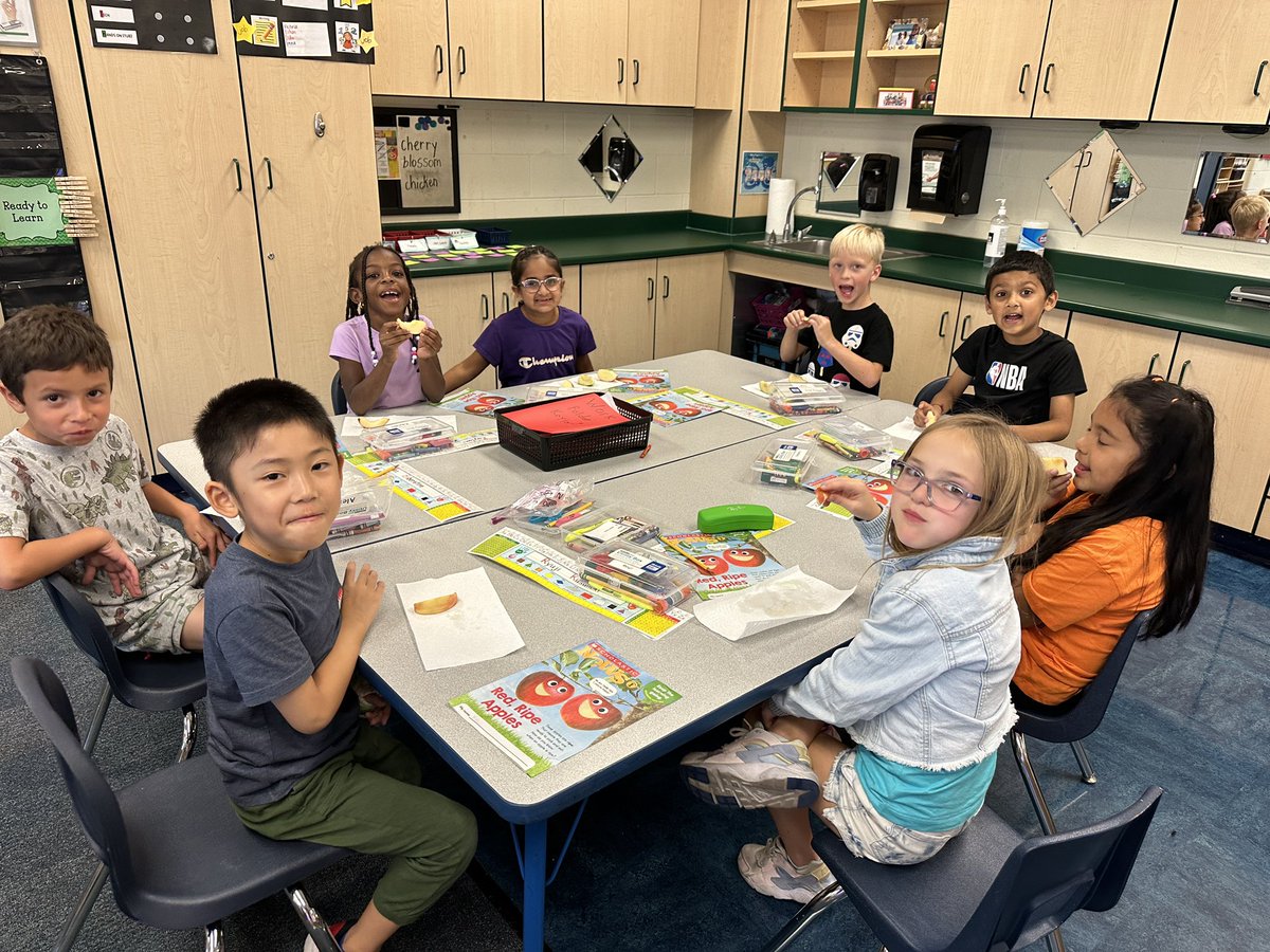 Apple tasting day <a href="/Creeksidetweet/">Creekside ECS</a> #WEareLakota #NeedToSucceed #LearningAllAboutApples