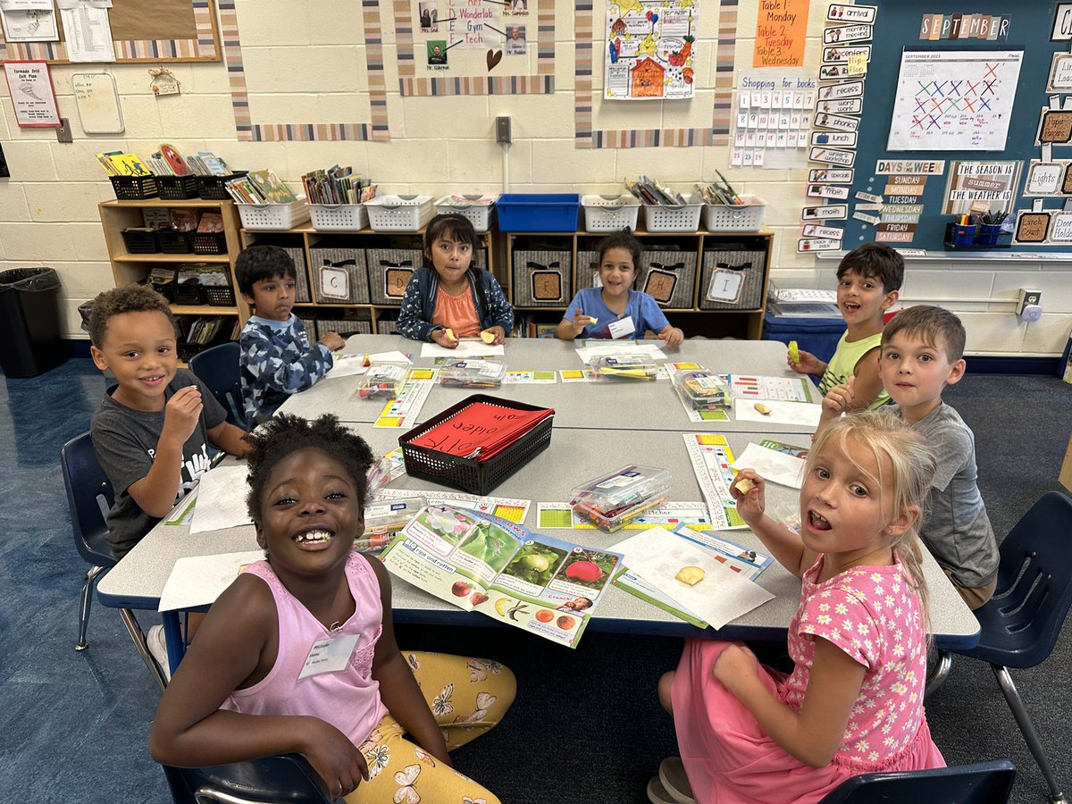 MusserPenny's tweet photo. Apple tasting day @Creeksidetweet #WEareLakota #NeedToSucceed #LearningAllAboutApples https://t.co/XYwWvAB82q