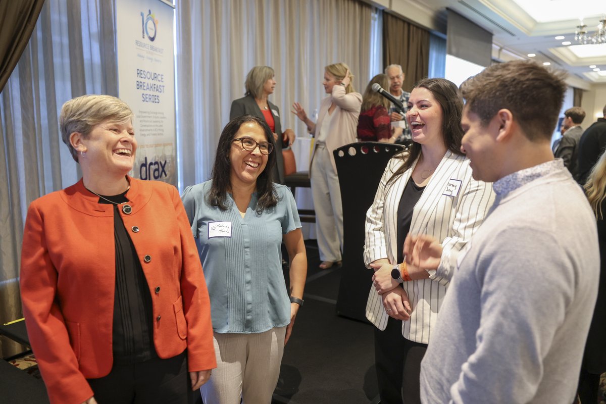 Josie_Osborne's tweet photo. Honoured to speak at the Resource Breakfast Series at #UBCM! 
A low-carbon future offers unprecedented opportunities for our province. Together w/ communities, businesses, First Nations and industry – we can build a sustainable, prosperous economy for people throughout BC. https://t.co/EVagGVHLcj