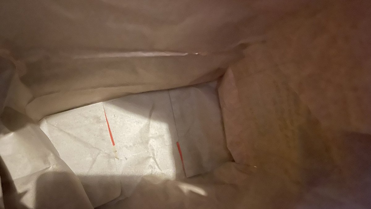 ange_hammond's tweet photo. @kfc @JustEatUK actually fuming right now! 
We ordered 4 meals with extra toltal nearly £50! 
Can’t get hold of the restaurant!
photos included what we ordered what we received and the note I had specifically written to the restaurant!!!! https://t.co/rFOYeipyY5