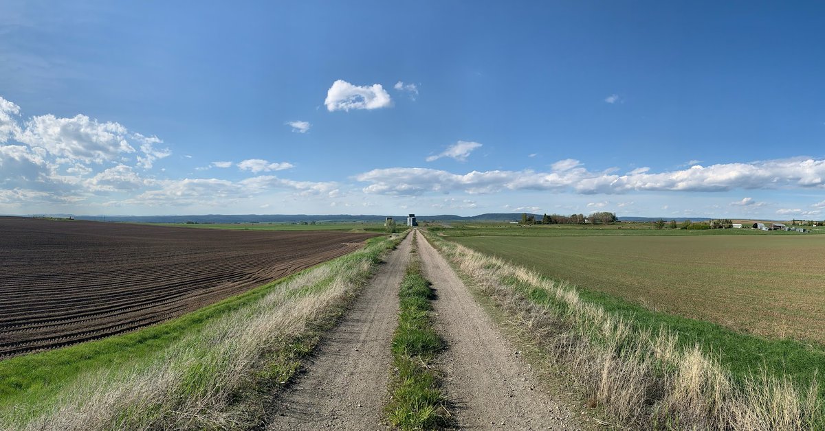 Paper published!🥳In it, we demonstrate how adopting center-pivot sprinkler irrigation over the last 40 years reduced diversion of streamflow for irrigation from the Henry’s Fork—but also reduced flow of groundwater back into the river. Full article: frontiersin.org/articles/10.33…