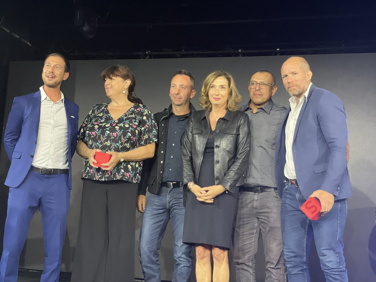 Fière de recevoir au nom de @GroupeLaPoste le Gd Prix @Strategies de la communication éditoriale 2023 pour notre opération des « Postiers de l’année » Au travers de ces 31 histoires incroyables c’est l’ensemble de l’engagement quotidien des postiers qui sont récompensés. #Gpstrat