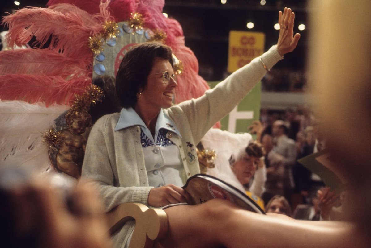 settenisok's tweet photo. Hoy se cumplen 50 años de la 'Batalla de los Sexos'. El día en el que Billie Jean King le ganó a Bobby Riggs. 

BJK se llevó 100 mil USD aunque el verdadero premio fue lo que esta victoria significó para la lucha por la igualdad en el deporte. Mucho más que un partido de tenis. https://t.co/wyN57oojfB