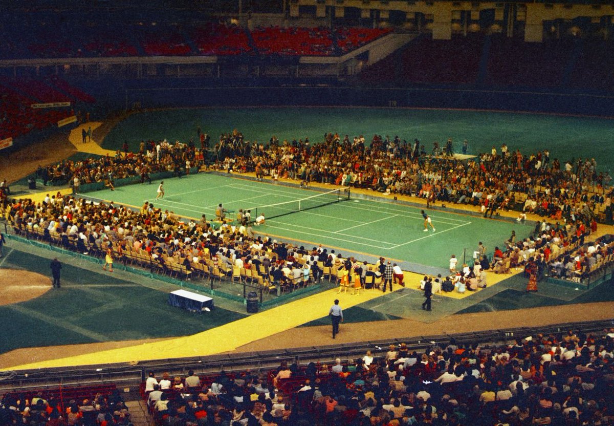 settenisok's tweet photo. Hoy se cumplen 50 años de la 'Batalla de los Sexos'. El día en el que Billie Jean King le ganó a Bobby Riggs. 

BJK se llevó 100 mil USD aunque el verdadero premio fue lo que esta victoria significó para la lucha por la igualdad en el deporte. Mucho más que un partido de tenis. https://t.co/wyN57oojfB