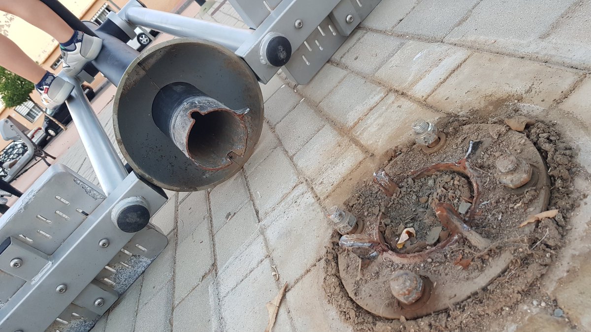 En Plaza de las Cortes en #AlcalaDeGuadaira hay un
aparato roto y con zonas peligrosas para niños y adultos.
<a href="/anaisabel_jc/">Ana Isabel Jiménez</a>  <a href="/aytoguadaira/">Alcalá de Guadaíra</a>  <a href="/PoliciaLocalAG/">Policia Local Alcalá de Guadaíra Tlf: 092</a>