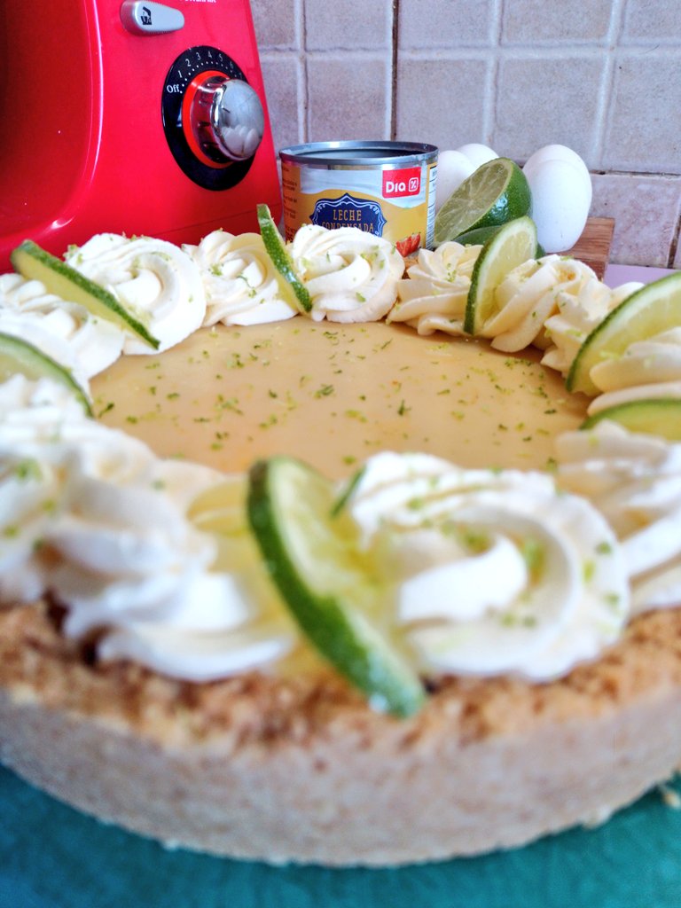 Silnari's tweet photo. Receta de Key Lime Pie.

Si no sos experta repostera, esta es LA receta fácil para vos, galletitas, leche condensada y mucha lima (podés usar limones)

Si te gusta es RT! https://t.co/kED9qD1uFL