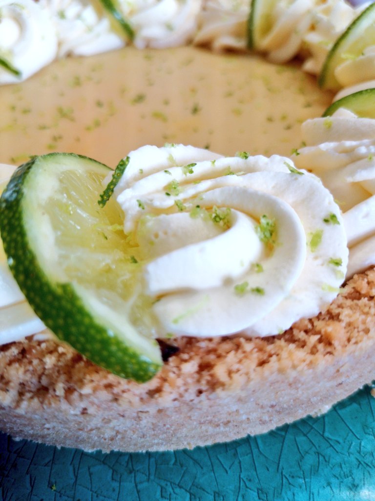 Silnari's tweet photo. Receta de Key Lime Pie.

Si no sos experta repostera, esta es LA receta fácil para vos, galletitas, leche condensada y mucha lima (podés usar limones)

Si te gusta es RT! https://t.co/kED9qD1uFL