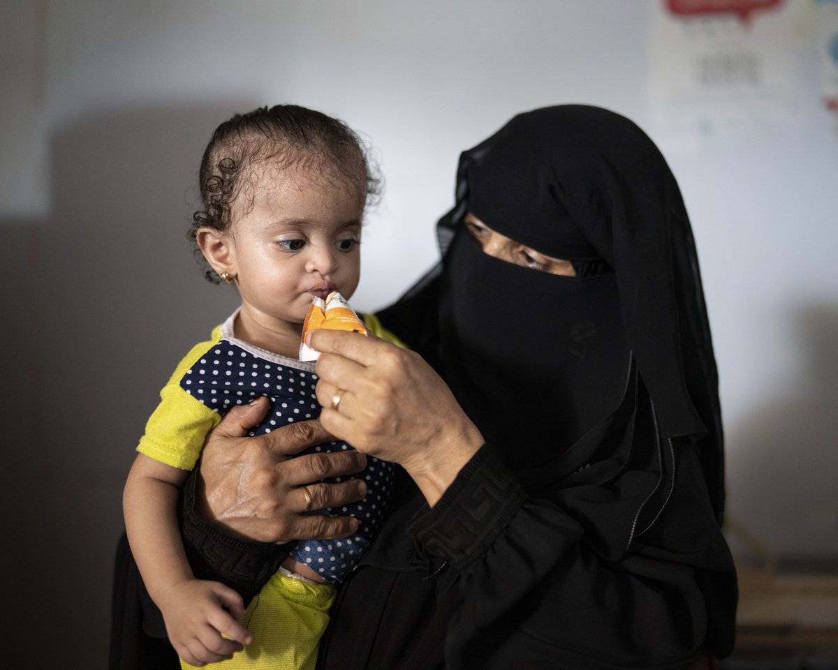 📸 Mona feeds her daughter Anhar supplementary food at a @WFP-supported health facility in Al-Jufaina camp in #Marib, #Yemen. Ensuring children like Anhar get proper nutrition when needed is crucial for their health and growth. #YemenCantWait