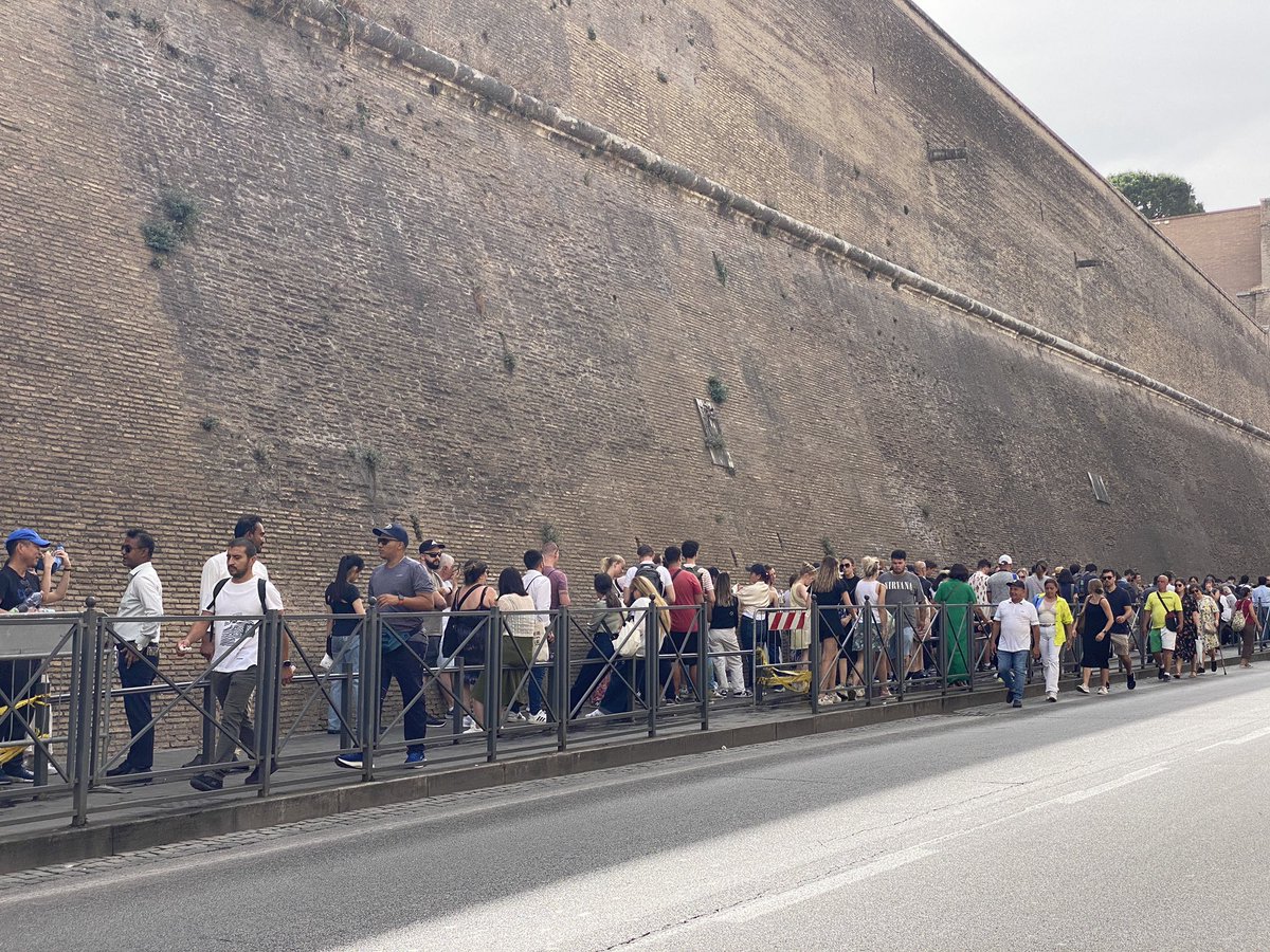 luigiferraiuolo's tweet image. #turismo la lunga stagione turistica che sta vivendo l’#italia non è merito nostro ma del boom di viaggi post pandemico. Invece di sfruttarla per il futuro a #romatermini il prezzo di una pizzetta è piu del doppio di quello di una strada del centro di #roma. I turisti