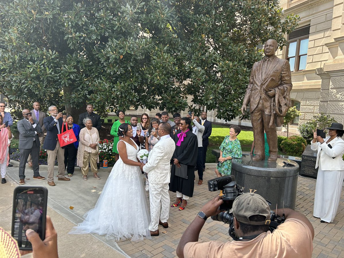 richardsdoug's tweet photo. I do say: that’s state Rep. Patty Bentley getting hitched to Bobby Stinson Jr outside the Georgia state Capitol. Congratulations! #gapol https://t.co/lW2hkuxmyS