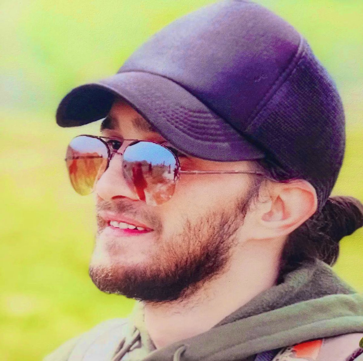 mansurehhossai2's tweet photo. « امشب آخرین شبی است که محمدحسن در رختخوابش میخوابد. امشب آخرین شبی است که او طلوع آفتاب فردا را میبیند. هنوز هم رختخواب او پهن است. هنوز هم لباس ها و پتویش بوی عطر او را میدهد. بمیرم برای دل پر درد خودم. »
*کاملیا سجادیان مادر محمد حسین ترکمان https://t.co/DJHWUu89I7